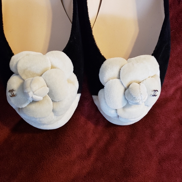 BRAND NEW NEVER WORN CHANEL FLATS - Picture 2 of 4